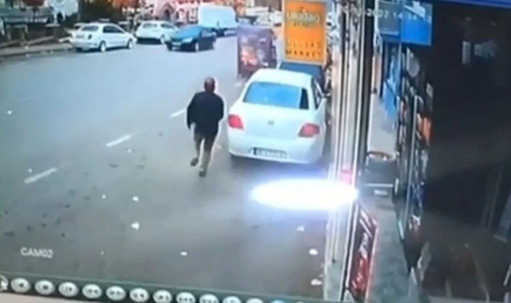 Uçan dolap...Fırtına Bursa'da herşeyi uçurdu