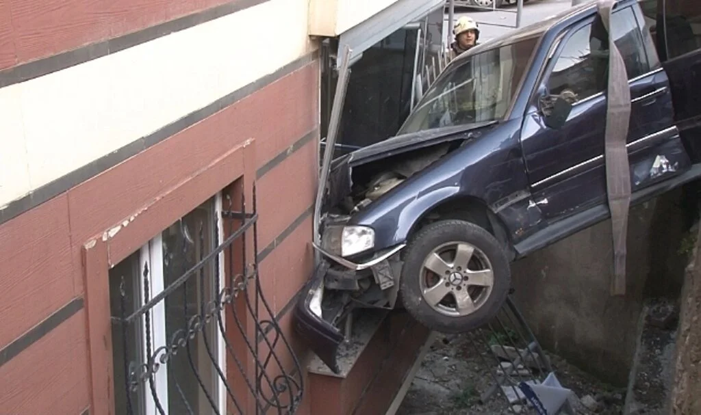Ümraniye’de bina bahçesine uçan otomobil daireye çarptı: 3 yaralı