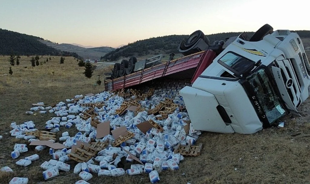 Un yüklü tır devrildi, binlerce un paketi çevreye dağıldı