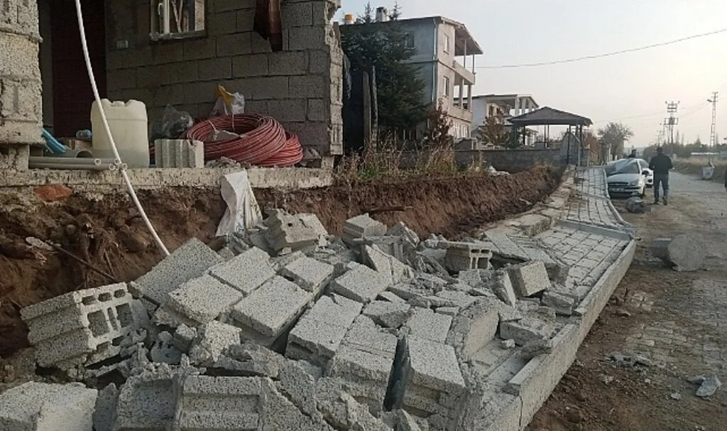 Üzerine duvar devrilen işçi hayatını kaybetti