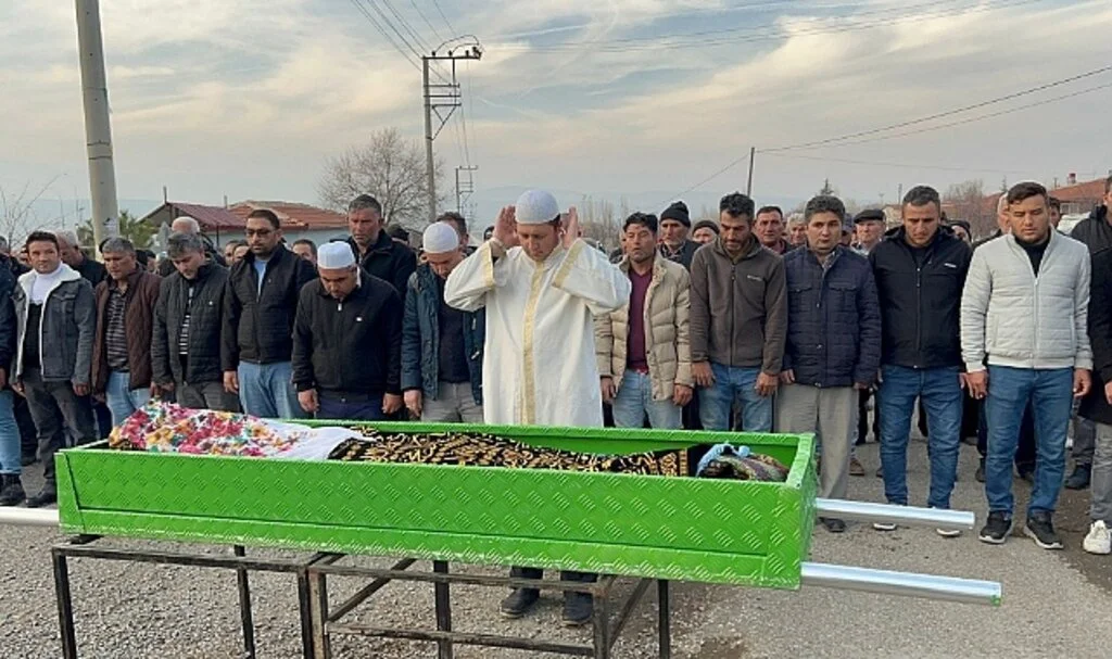 Vahşi cinayete kurban giden genç kadın toprağa verildi