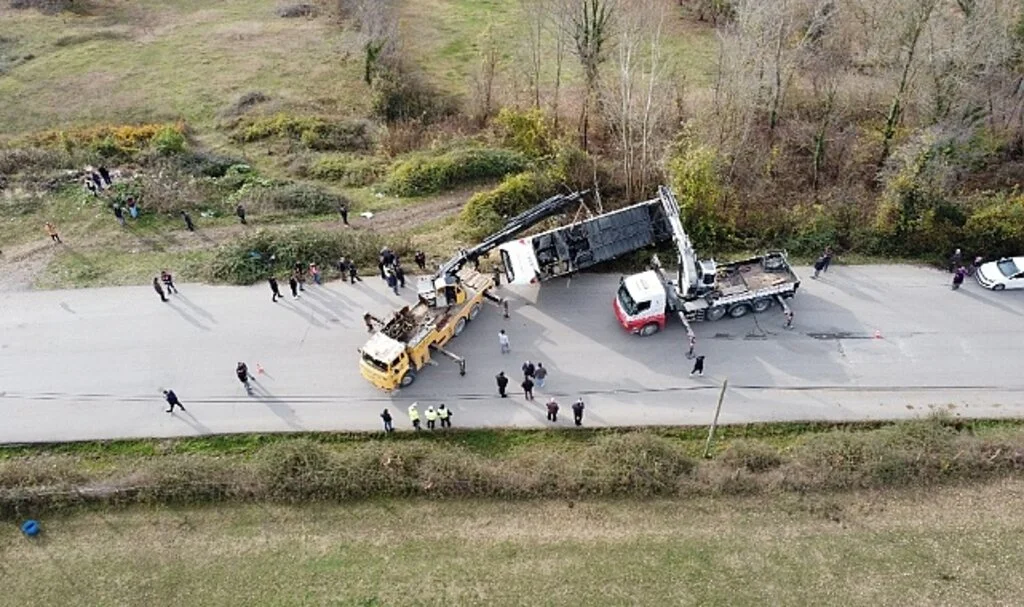 Vali otobüs kazasında yaralanan yolcuları hastanede ziyaret etti