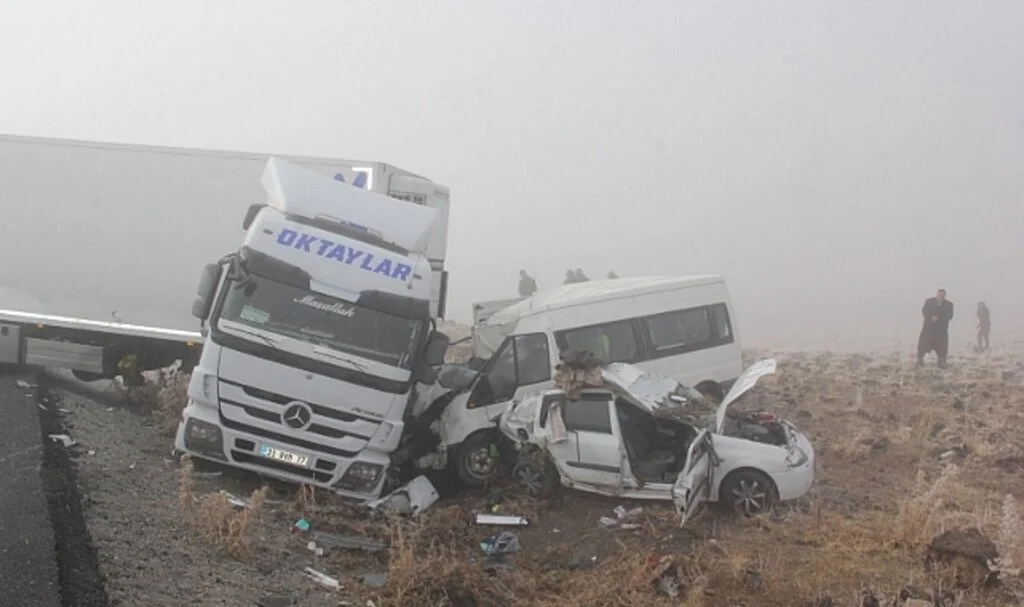 Van’da 3 Aracın Karıştığı Trafik Kazasında 1 Kişi Öldü, 1 Kişi de Yaralandı 