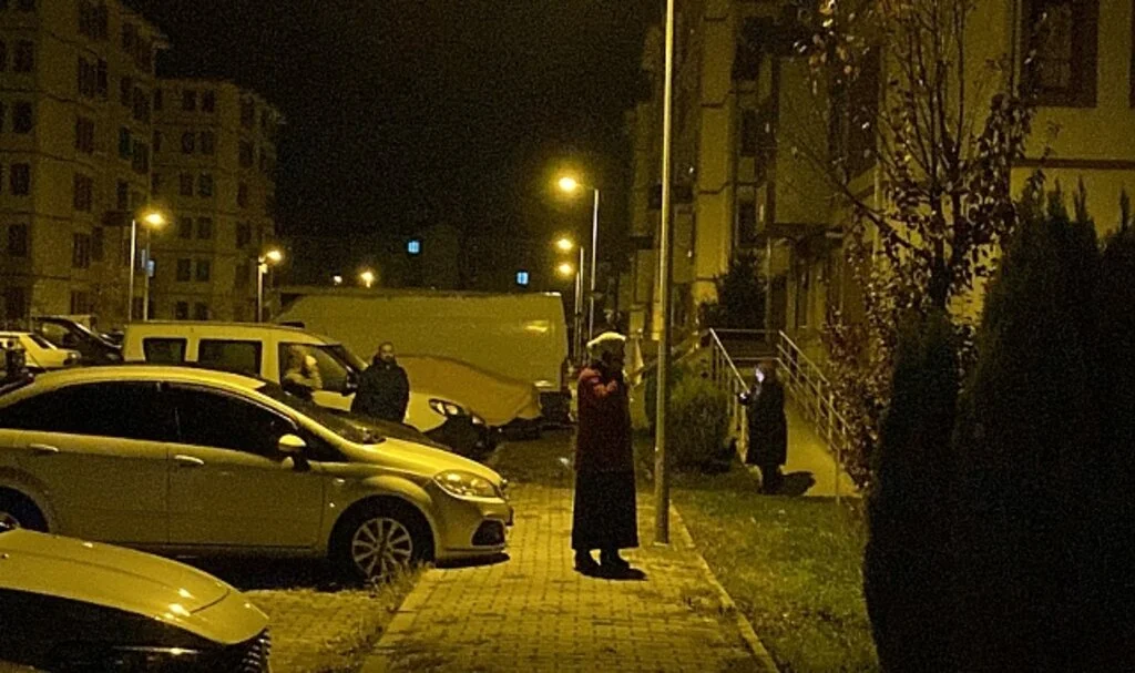 Vatandaşlar deprem sonrası sokakta bekledi
