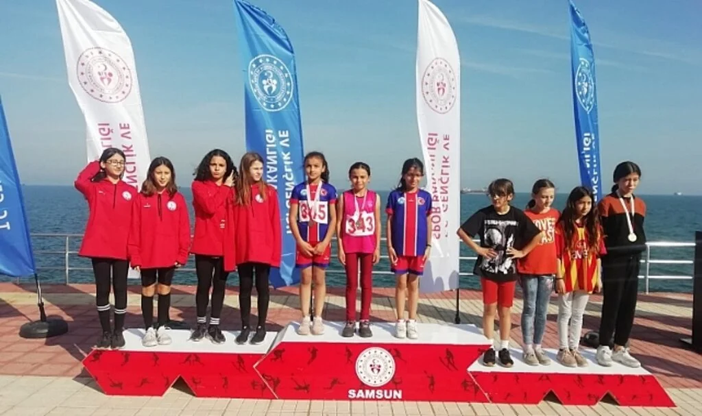 Vezirköprülü Öğrencilerden Kros'ta Büyük Başarı