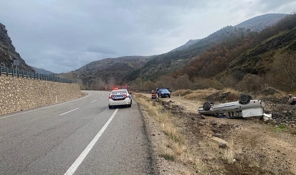 Virajı alamayan kamyonet şarampole devrildi: 1 yaralı