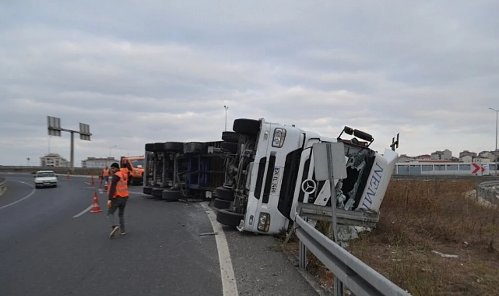 Virajı alamayan tır bariyerlere çarparak devrildi: 1 yaralı