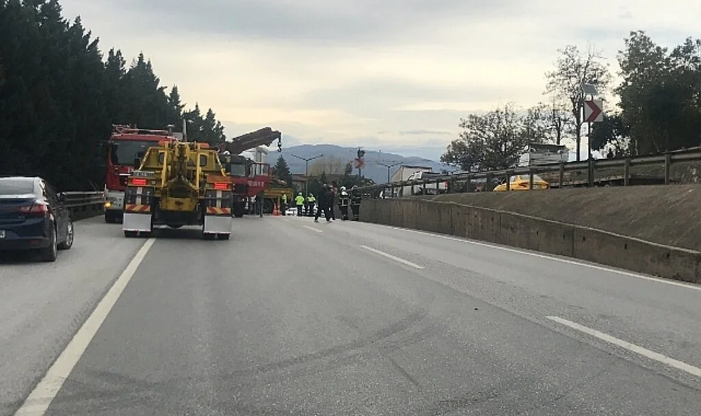 Virajı alamayan tır devrildi, trafik felç oldu
