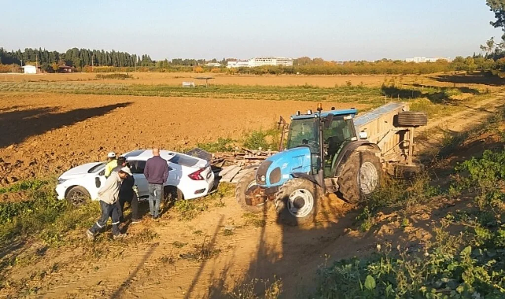Yalova’da çarpışan traktör ve otomobil enstitü bahçesine uçtu: 1 yaralı