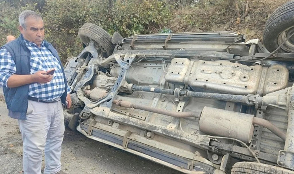 Yan yatan kamyonetten burnu bile kanamadan çıktı