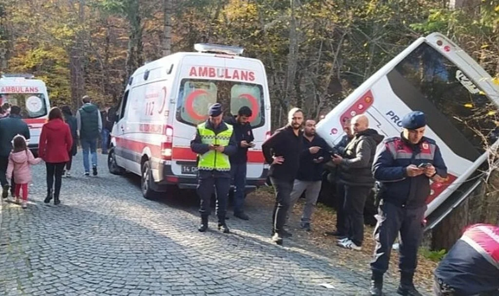 Yedigöller’de tur midibüsü ağaçların üzerine devrildi: 8 yaralı