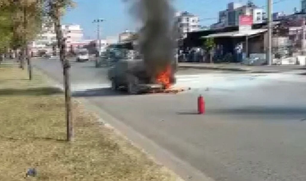 Yeni sahibine götürdüğü otomobil seyir halindeyken alev topuna döndü