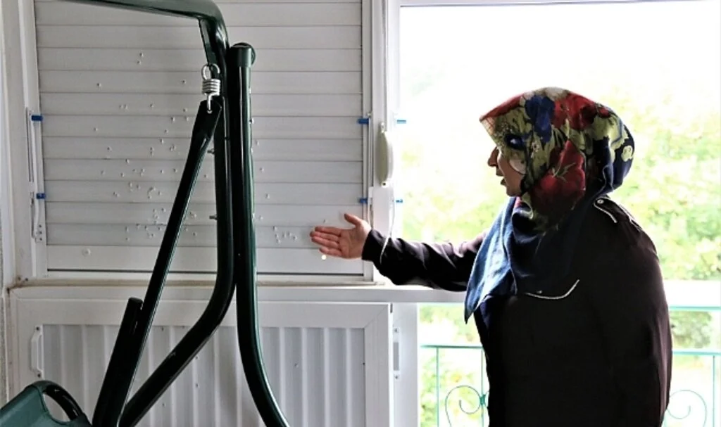 Yıkamak için balkonuna çıkan kadın, gördüğü manzara karşısında dehşete kapıldı