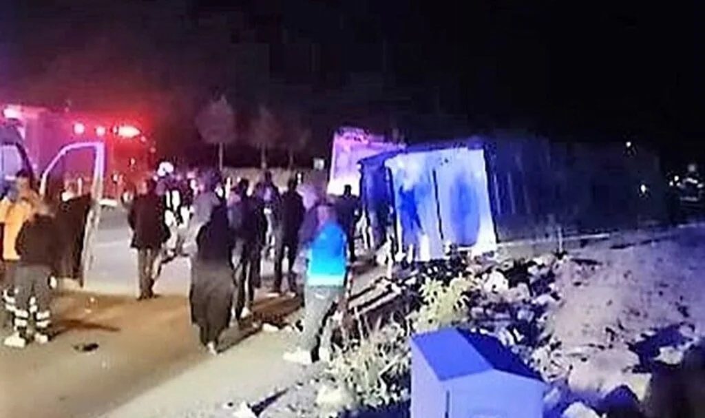 Yolcu otobüsü hafriyat kamyonuyla çarpıştı; 2'si ağır 12 yaralı