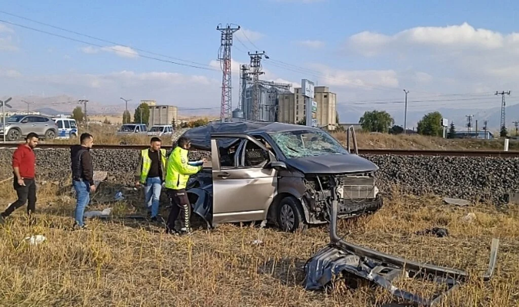 Yolcu treni minibüse çarptı: 2 yaralı