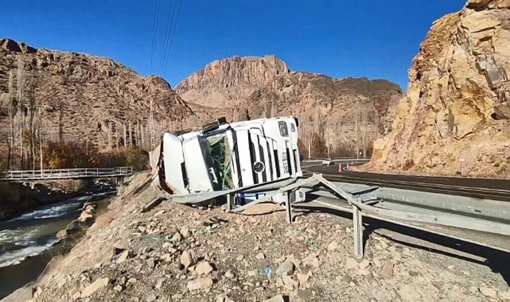 Yolda devrilen tır nehre uçmaktan son anda kurtuldu