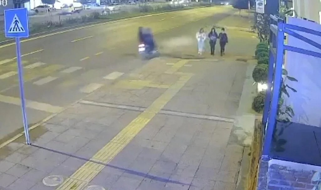 Yolda yürüyen kızların yüzüne yabancı cisim atıp kaçtılar