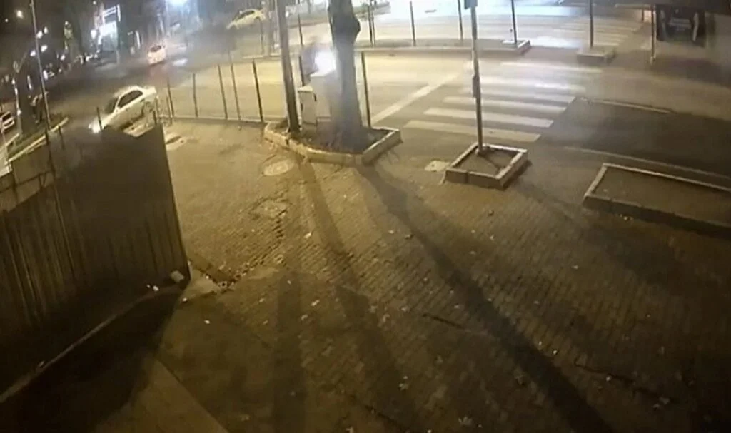 Yoldan çıkan otomobil binanın en alt katına uçtu