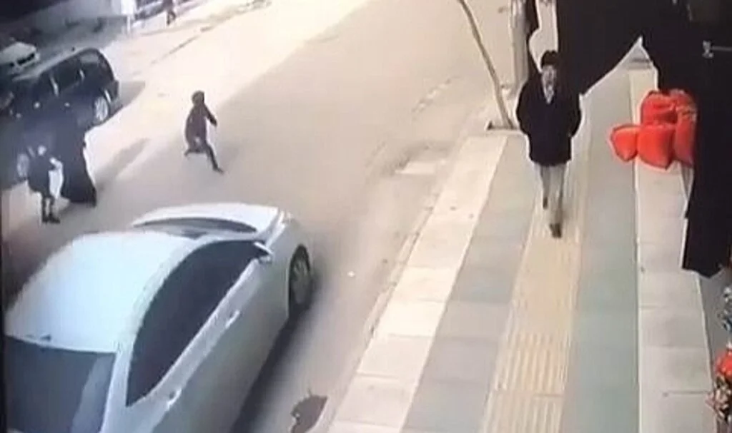 Yolun karşısına geçmek isteyen çocuğa araç çarptı, kaza anı güvenlik kamerasına yansıdı