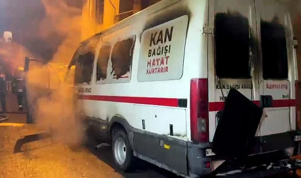 Yozgat’ta kan bağış minibüsü yandı