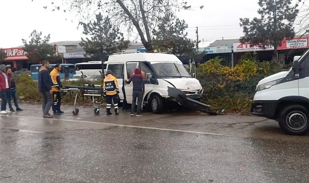 Zonguldak'ta iki araç kafa kafaya çarpıştı: 2 yaralı