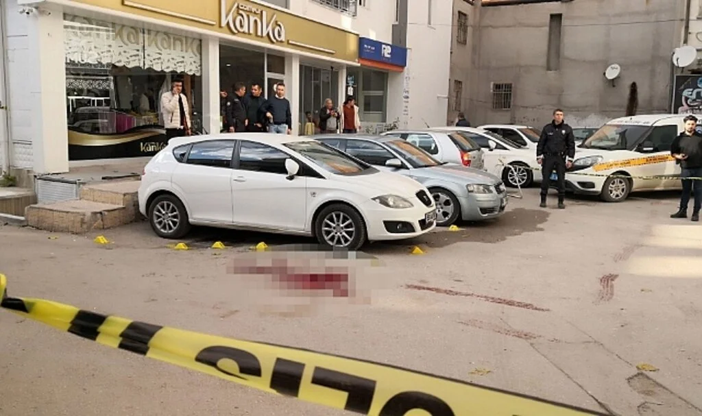 15 yaşındaki eski nişanlısını sokak ortasında öldürdü