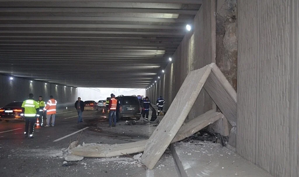 5 araçlı trafik kazasında tünelin beton blokları devrildi