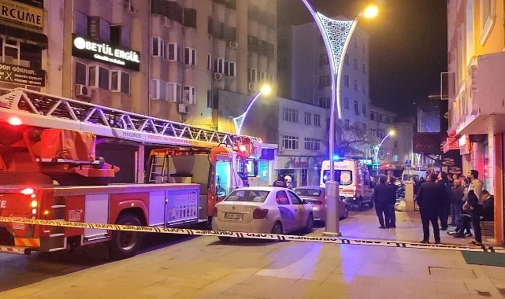 8 katlı binanın çatısına çıktı, polis güçlükle ikna etti