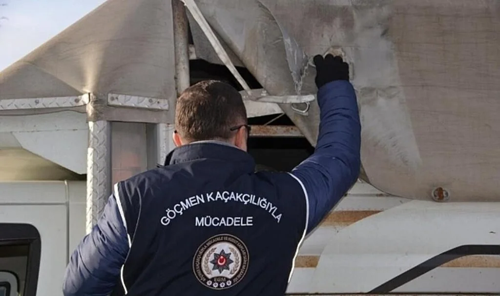 81 İldeki Huzur Operasyonunda 883 Düzensiz Göçmen Yakalandı