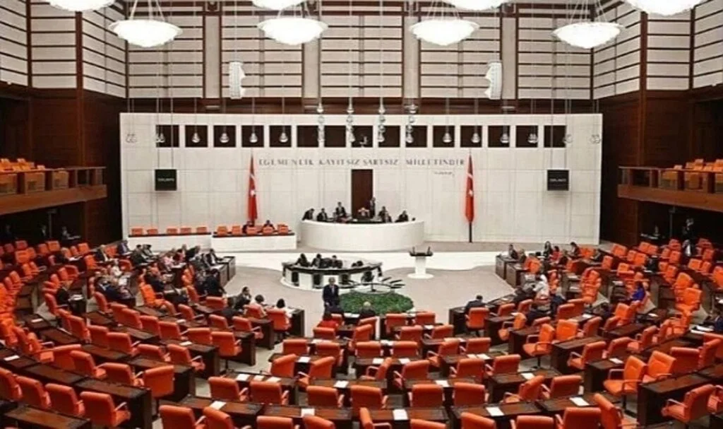 AK Parti Grup Başkanvekili açıkladı: Başörtüsü teklifi imzaya açıldı