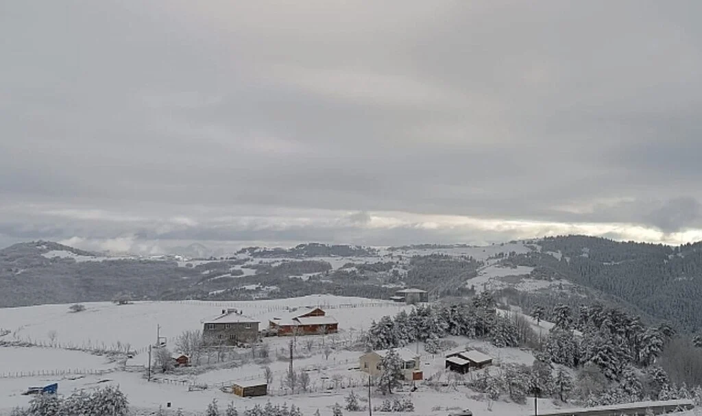 Alaçam'da Kar Kalınlığı 30 cm'e Ulaştı 
