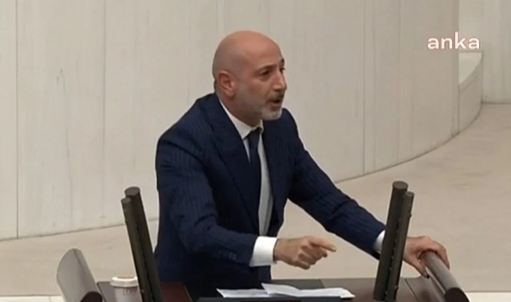 ALİ ÖZTUNÇ, AKP'Lİ ÖÇAL’A “TÜRKOĞLU KAYMAKAMI, SAYIN VEKİLİMİZİN KARDEŞİNİN ÇİFTLİĞİNE JANDARMAYI GÖNDERDİ DİYE SÜRGÜN EDİLDİ” DEDİ.