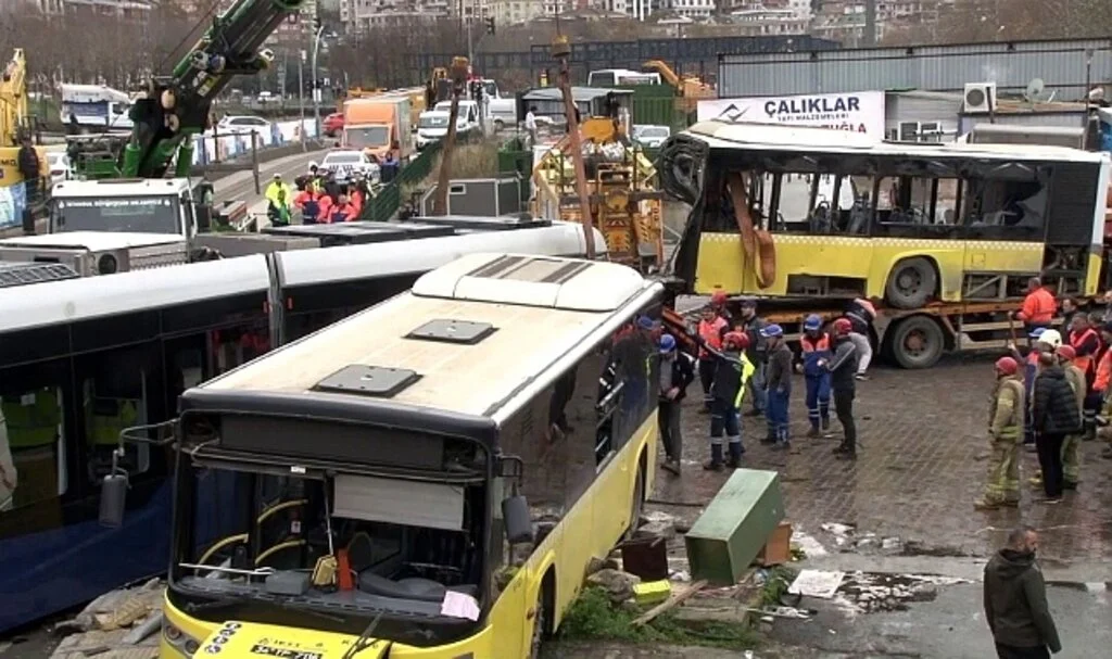 Alibeyköy'de 33 kişinin yaralandığı kazanın ardından otobüsü ve tramvayı kaldırma çalışması sürüyor