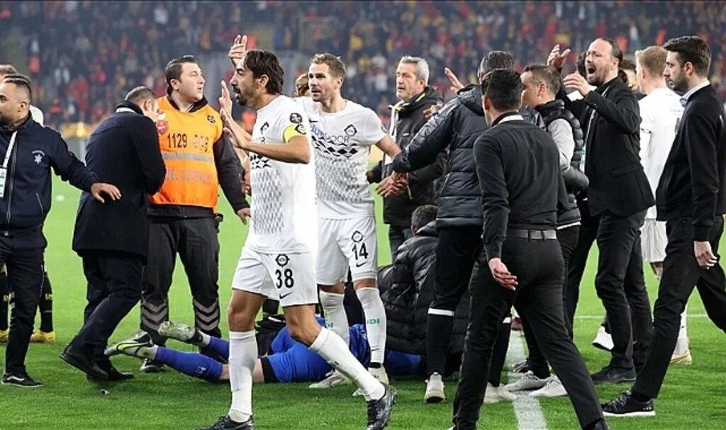 Altay'dan tatil edilen Göztepe karşılaşmasının tekrar oynatılması talebi