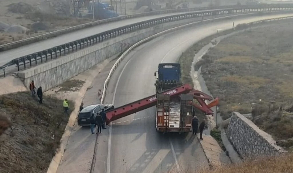 Amasya’da Vinç Yüklü Tır Takıldığı Altgeçide Çarptı