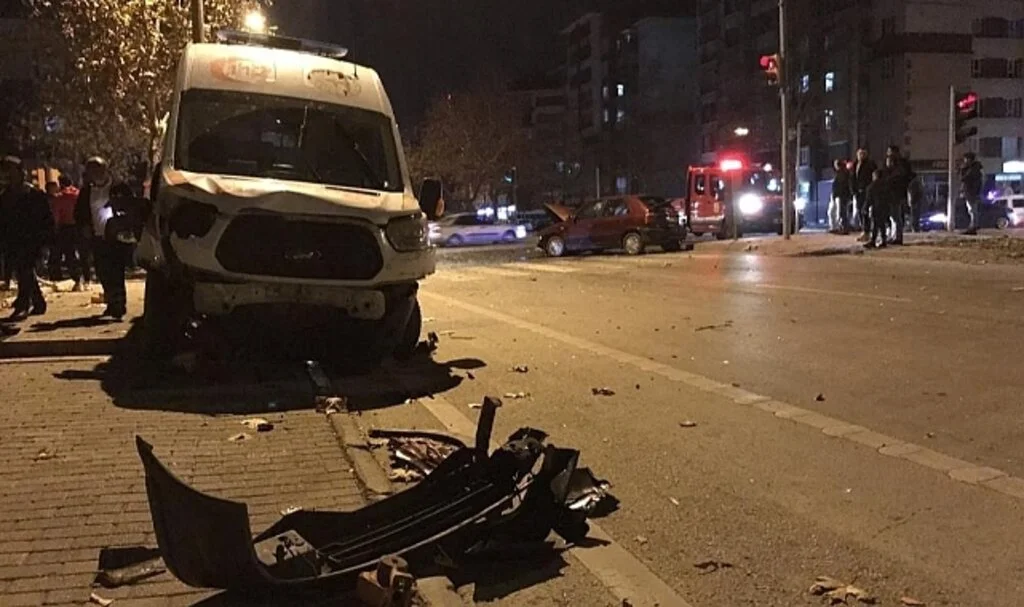 Ambulans İle Otomobil Çarpıştı: 1’i Bebek 7 Yaralı