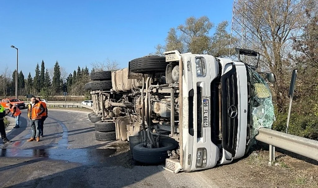 Anadolu Otoyolu girişinde tır devrildi: 1 yaralı