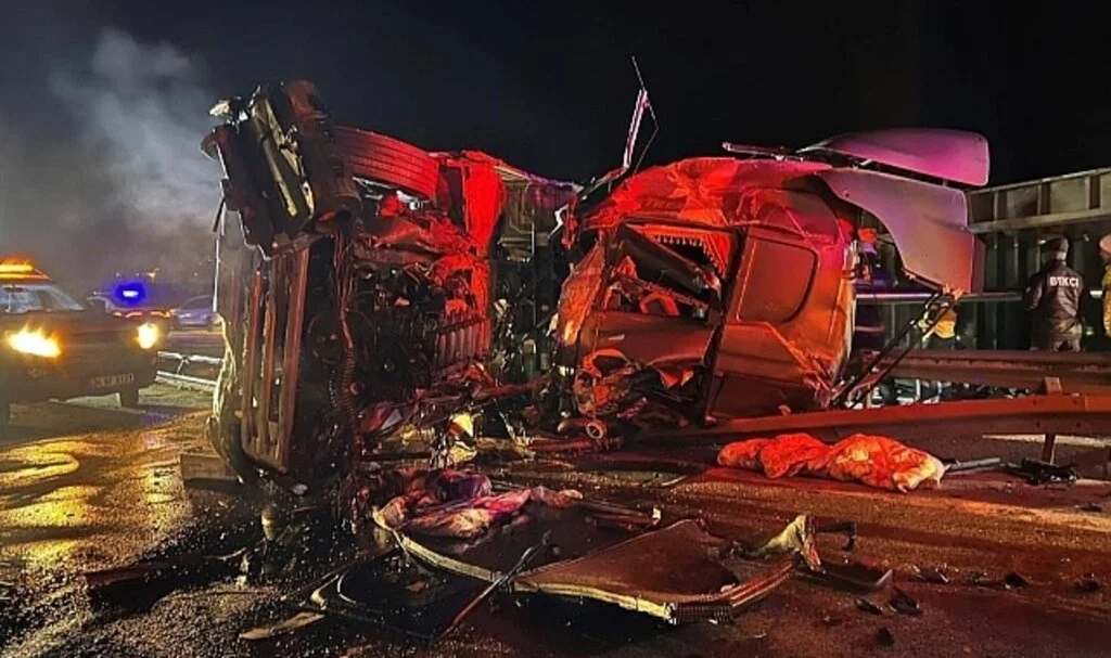 Anadolu Otoyolu’nda Feci Kaza: Devrilen Tırda Sıkışan Sürücü Hayatını Kaybetti