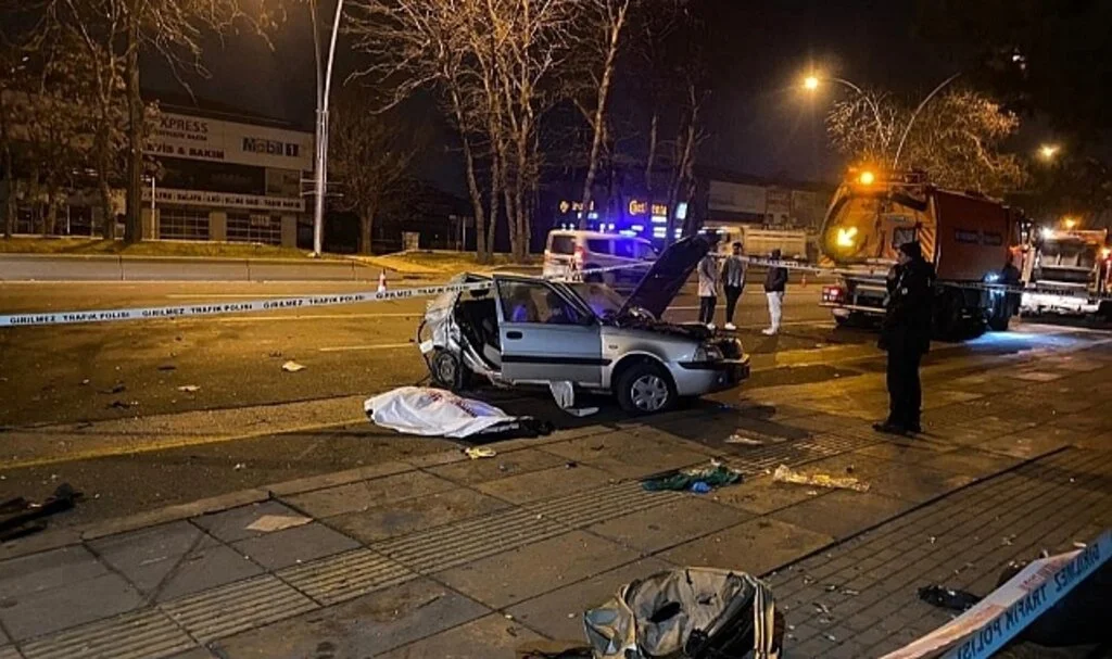 Ankara'da Gece Yarısı Kaza Bilençosu: 2 ölü, 1'i ağır 3 yaralı