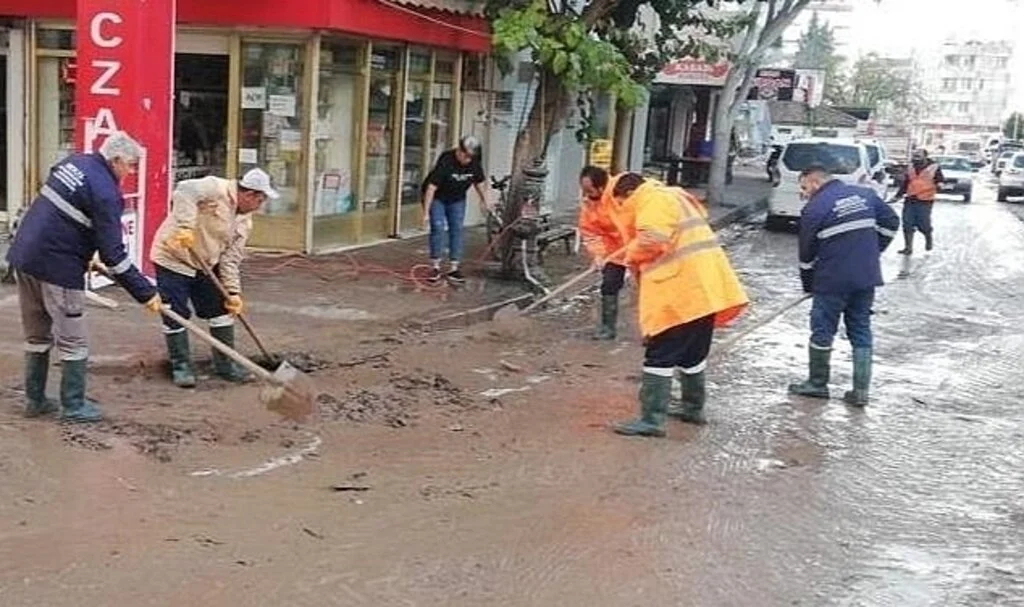 Antalya'daki Selden Etkilenen Alanlarda Temizlik Çalışmaları Devam Ediyor
