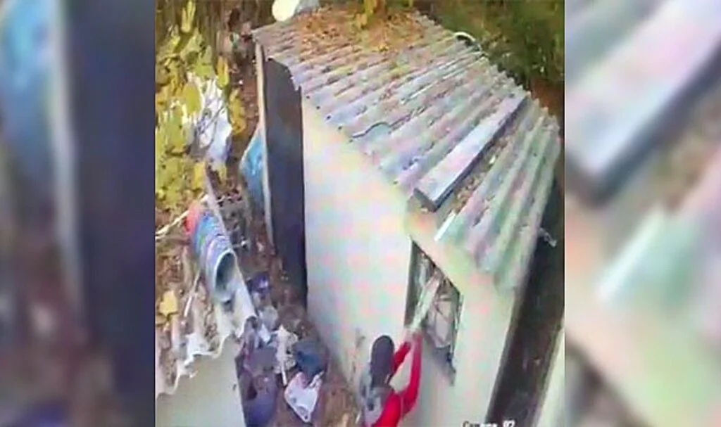 Arnavutköy’de bir işyerinin deposundan malzeme çalan şahıs kamerada
