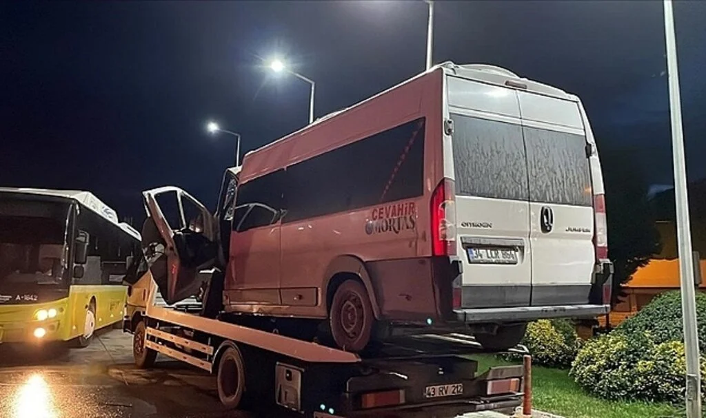Arnavutköy'de İETT otobüsü ile servis minibüsünün çarpıştığı kazada 14 kişi yaralandı
