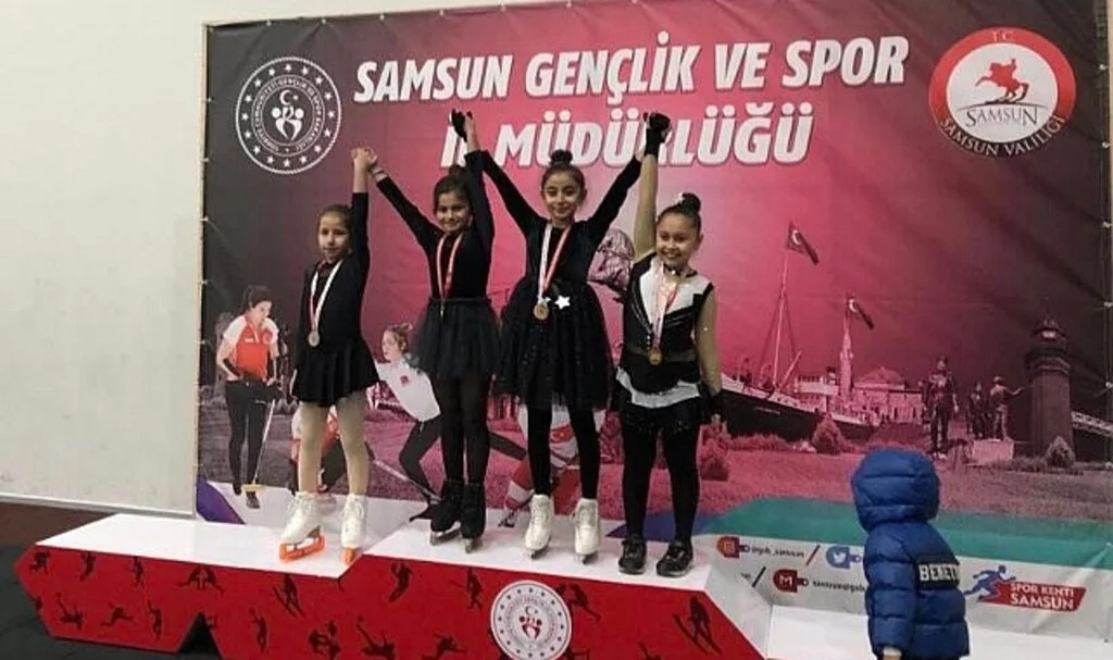 Artistik Buz Pateni Büyüledi