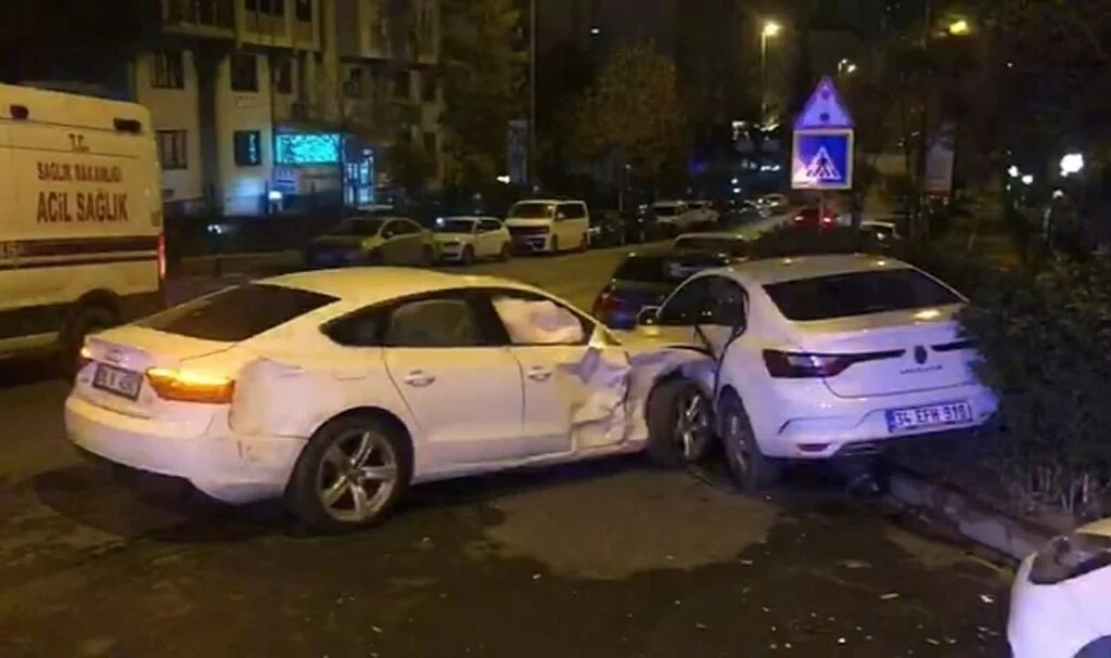 Ataşehir'de iki otomobil çarpıştı: 3 yaralı