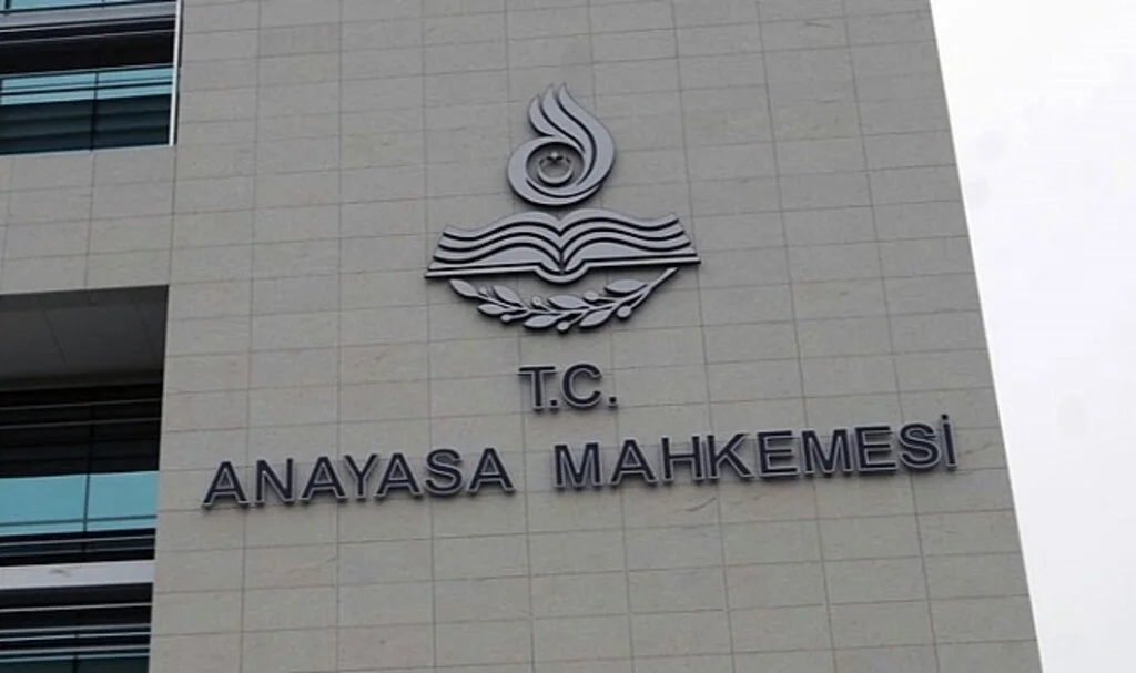 AYM, 1 Mayıs'ta Taksim HAK ihlali Olarak Görmedi.Başkan Arslan Karşı Oy Kullandı: eDevlete Düşen Görev Güvenlik Tedbirini Alarak Anayasal Hak Ve Özgürlüklerin Kullanılması İçin Uygun Ortamı Sağlamaktır"