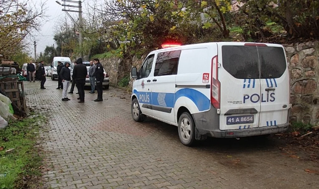 Babasını döven kuzenini 5 el ateş ederek öldürdü