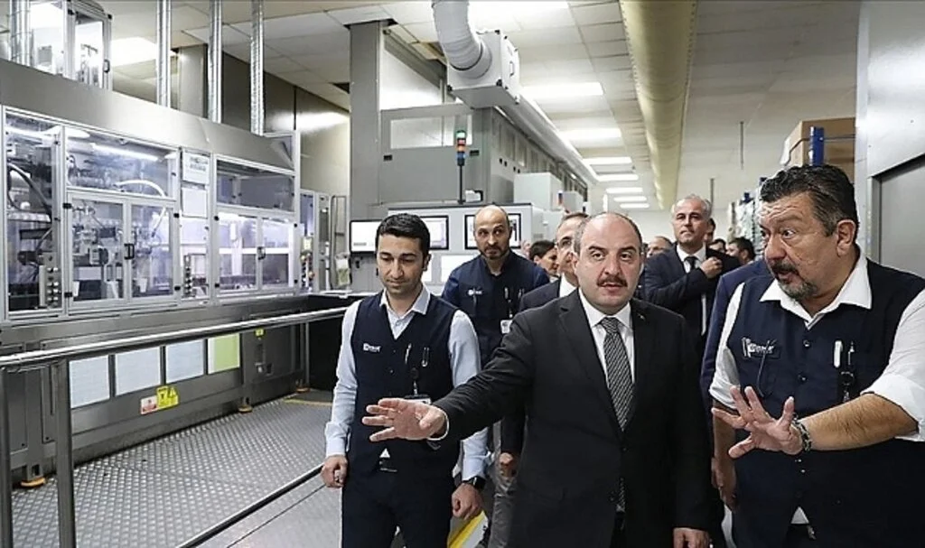 Bakan Varank, ELDOR Elektronik'in İzmir'deki fabrikasını ziyaret etti