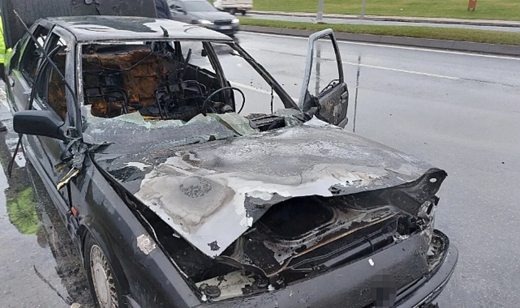 Bakırköy'de seyir halindeyken alev alan araç küle döndü