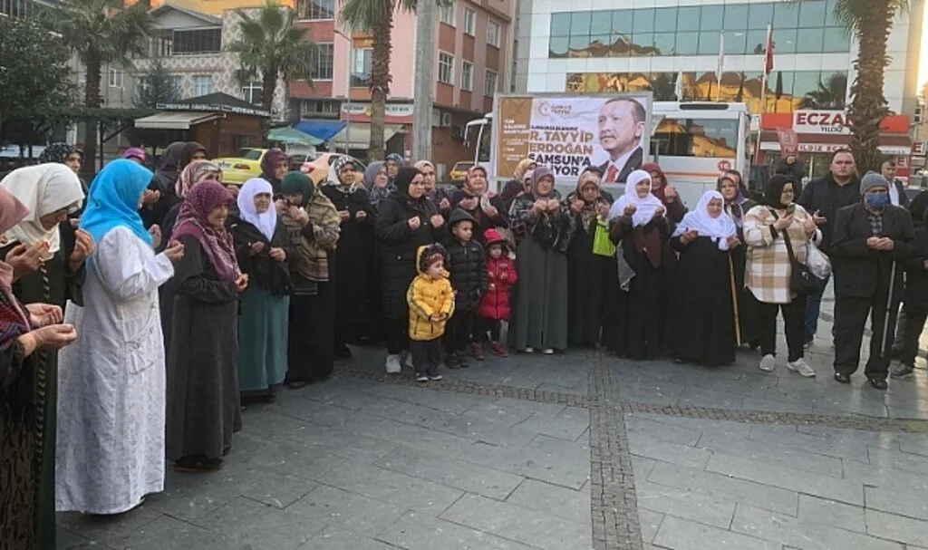 Başkan Akgül Umre yolcularını uğurladı 