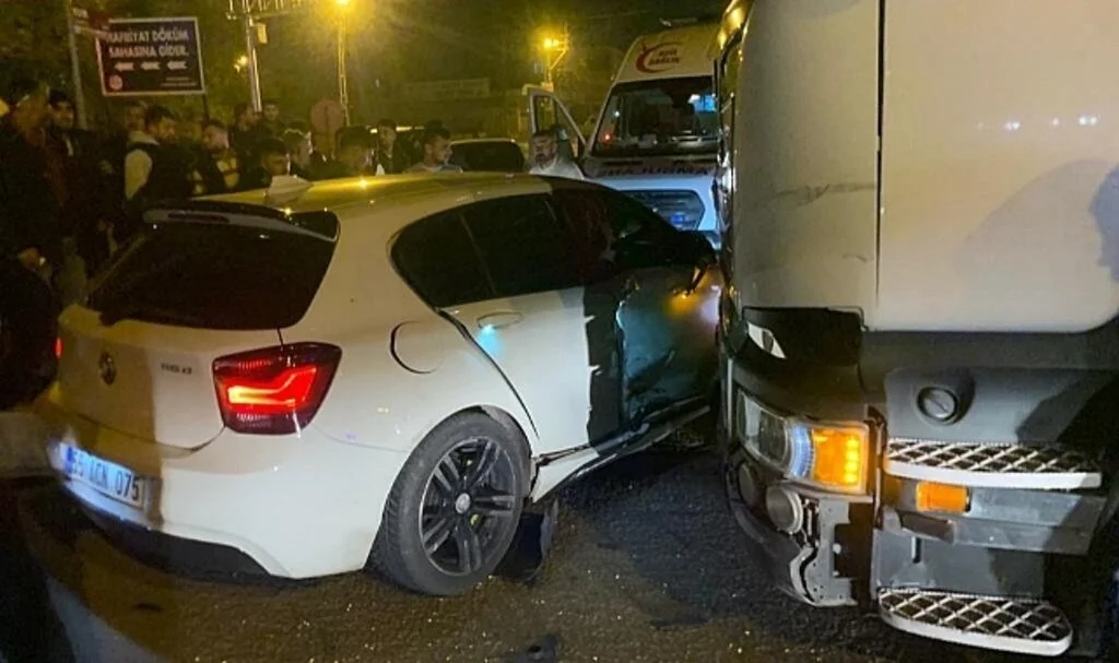 Batman'da feci kaza: Otomobil tırın altına girdi, 5 kişi yaralandı